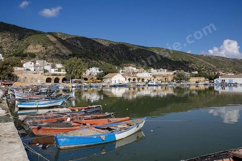 The Andalusian port of Ghar El Melh in the city center. A harbor flanked by three piers; an arsenal once adjoined the port, now partially in ruins—today, only a few vaulted shops remain. A fishing port opening onto the sea and the lake.