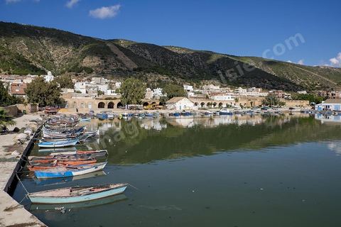 The Andalusian port of Ghar El Melh in the city center. A harbor flanked by three piers; an arsenal once adjoined the port, now partially in ruins—today, only a few vaulted shops remain. A fishing port opening onto the sea and the lake.