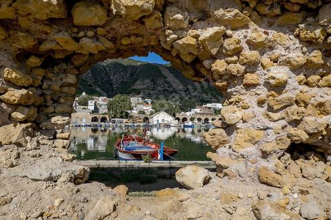 The Andalusian port of Ghar El Melh in the city center. A harbor flanked by three piers; an arsenal once adjoined the port, now partially in ruins—today, only a few vaulted shops remain. A fishing port opening onto the sea and the lake.