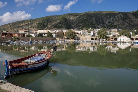 The Andalusian port of Ghar El Melh in the city center. A harbor flanked by three piers; an arsenal once adjoined the port, now partially in ruins—today, only a few vaulted shops remain. A fishing port opening onto the sea and the lake.