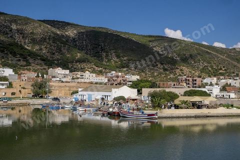 The Andalusian port of Ghar El Melh in the city center. A harbor flanked by three piers; an arsenal once adjoined the port, now partially in ruins—today, only a few vaulted shops remain. A fishing port opening onto the sea and the lake.