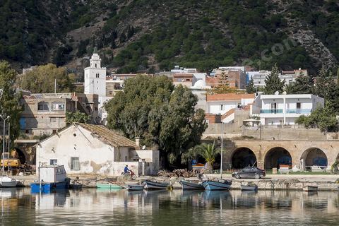 The Andalusian port of Ghar El Melh in the city center. A harbor flanked by three piers; an arsenal once adjoined the port, now partially in ruins—today, only a few vaulted shops remain. A fishing port opening onto the sea and the lake.