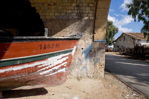 The Andalusian port of Ghar El Melh in the city center. A harbor flanked by three piers; an arsenal once adjoined the port, now partially in ruins—today, only a few vaulted shops remain. A fishing port opening onto the sea and the lake.