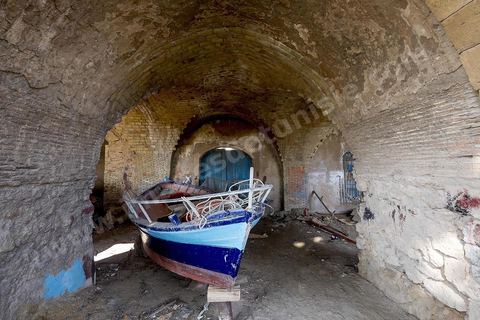 The Andalusian port of Ghar El Melh in the city center. A harbor flanked by three piers; an arsenal once adjoined the port, now partially in ruins—today, only a few vaulted shops remain. A fishing port opening onto the sea and the lake.