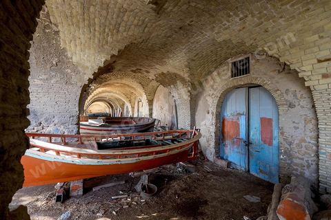 The Andalusian port of Ghar El Melh in the city center. A harbor flanked by three piers; an arsenal once adjoined the port, now partially in ruins—today, only a few vaulted shops remain. A fishing port opening onto the sea and the lake.