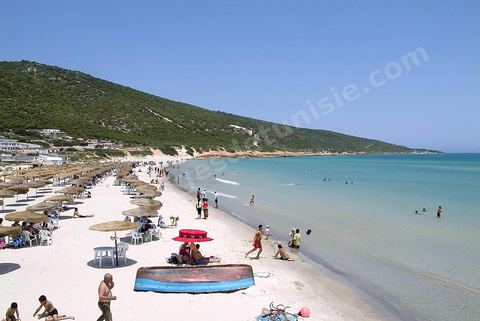 Sidi el Mekki Beach is famous for its location between the hill and its beautiful white sand. The beach runs along the cape of the same name. 