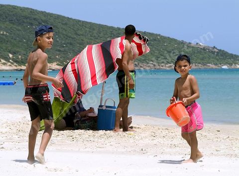 Sidi el Mekki Beach is famous for its location between the hill and its beautiful white sand. The beach runs along the cape of the same name. 