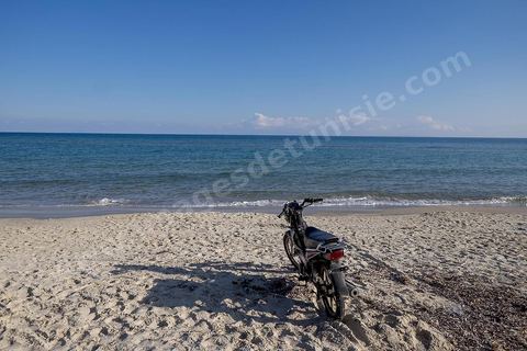 Sidi el Mekki Beach is famous for its location between the hill and its beautiful white sand. The beach runs along the cape of the same name. 
