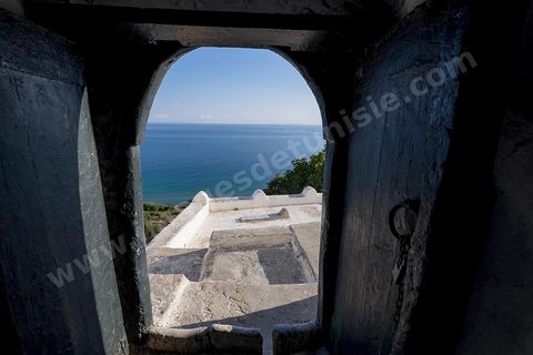 Le mausolée Sidi el Mekki surplombe la plage et le cap du même nom. Creusé à dan sla roche le lieu est célébre pour ses pélérinages et sacrifices de poules.