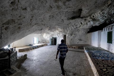 Le mausolée Sidi el Mekki surplombe la plage et le cap du même nom. Creusé à dan sla roche le lieu est célébre pour ses pélérinages et sacrifices de poules.