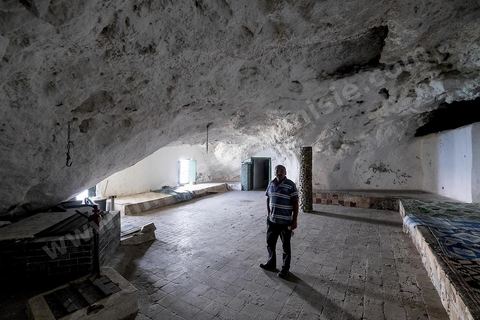 Le mausolée Sidi el Mekki surplombe la plage et le cap du même nom. Creusé à dan sla roche le lieu est célébre pour ses pélérinages et sacrifices de poules.