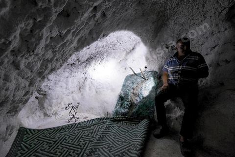 Le mausolée Sidi el Mekki surplombe la plage et le cap du même nom. Creusé à dan sla roche le lieu est célébre pour ses pélérinages et sacrifices de poules.