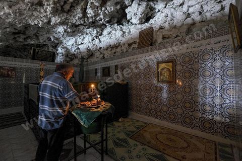 Le mausolée Sidi el Mekki surplombe la plage et le cap du même nom. Creusé à dan sla roche le lieu est célébre pour ses pélérinages et sacrifices de poules.