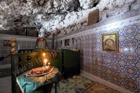 Le mausolée Sidi el Mekki surplombe la plage et le cap du même nom. Creusé à dan sla roche le lieu est célébre pour ses pélérinages et sacrifices de poules.