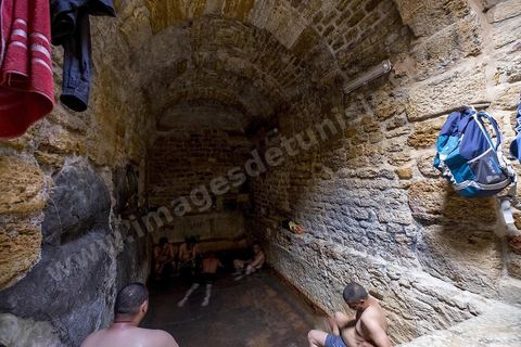 Hammam Mellègue se trouve à une quinzaine de km à l’Ouest du Kef. Les eaux thermales de Hammam Mellègue, étaient utilisées par les Romains comme en témoignent les vestiges des anciens thermes avec leurs bassins assez bien conservés et qui sont encore utilisés par les curistes. El Bekri, au XIème siècle, dans sa « Description de l’Afrique septentrionale » évoque l’Oued Mellègue comme une grande rivière « auprès de laquelle sont des ruines antiques ». Cette station thermale est presque intacte et elle a  été restaurée par les soins de l’INAA dans les années 1967/68/69.Les eaux thermales alimentent des bassins romains utilisés comme un Hammam traditionnel. Ce hammam est très fréquenté. En dehors des indications thérapeutiques classiques des eaux chaudes chlorurées sodiques, c’est à dire celles en pathologie ostéo-articulaire, une indication serait à envisager, vu l’hypertonicité de l’eau, celle du traitement de l’obésité.
