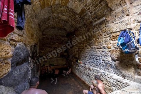 Hammam Mellègue se trouve à une quinzaine de km à l’Ouest du Kef. Les eaux thermales de Hammam Mellègue, étaient utilisées par les Romains comme en témoignent les vestiges des anciens thermes avec leurs bassins assez bien conservés et qui sont encore utilisés par les curistes. El Bekri, au XIème siècle, dans sa « Description de l’Afrique septentrionale » évoque l’Oued Mellègue comme une grande rivière « auprès de laquelle sont des ruines antiques ». Cette station thermale est presque intacte et elle a  été restaurée par les soins de l’INAA dans les années 1967/68/69.Les eaux thermales alimentent des bassins romains utilisés comme un Hammam traditionnel. Ce hammam est très fréquenté. En dehors des indications thérapeutiques classiques des eaux chaudes chlorurées sodiques, c’est à dire celles en pathologie ostéo-articulaire, une indication serait à envisager, vu l’hypertonicité de l’eau, celle du traitement de l’obésité.