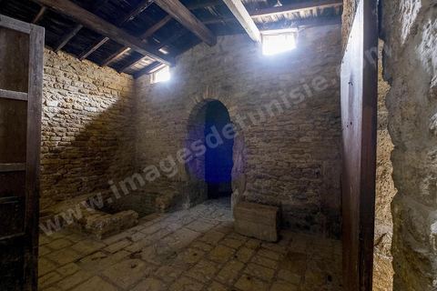 Hammam Mellègue se trouve à une quinzaine de km à l’Ouest du Kef. Les eaux thermales de Hammam Mellègue, étaient utilisées par les Romains comme en témoignent les vestiges des anciens thermes avec leurs bassins assez bien conservés et qui sont encore utilisés par les curistes. El Bekri, au XIème siècle, dans sa « Description de l’Afrique septentrionale » évoque l’Oued Mellègue comme une grande rivière « auprès de laquelle sont des ruines antiques ». Cette station thermale est presque intacte et elle a  été restaurée par les soins de l’INAA dans les années 1967/68/69.Les eaux thermales alimentent des bassins romains utilisés comme un Hammam traditionnel. Ce hammam est très fréquenté. En dehors des indications thérapeutiques classiques des eaux chaudes chlorurées sodiques, c’est à dire celles en pathologie ostéo-articulaire, une indication serait à envisager, vu l’hypertonicité de l’eau, celle du traitement de l’obésité.