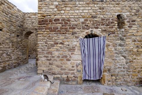 Hammam Mellègue se trouve à une quinzaine de km à l’Ouest du Kef. Les eaux thermales de Hammam Mellègue, étaient utilisées par les Romains comme en témoignent les vestiges des anciens thermes avec leurs bassins assez bien conservés et qui sont encore utilisés par les curistes. El Bekri, au XIème siècle, dans sa « Description de l’Afrique septentrionale » évoque l’Oued Mellègue comme une grande rivière « auprès de laquelle sont des ruines antiques ». Cette station thermale est presque intacte et elle a  été restaurée par les soins de l’INAA dans les années 1967/68/69.Les eaux thermales alimentent des bassins romains utilisés comme un Hammam traditionnel. Ce hammam est très fréquenté. En dehors des indications thérapeutiques classiques des eaux chaudes chlorurées sodiques, c’est à dire celles en pathologie ostéo-articulaire, une indication serait à envisager, vu l’hypertonicité de l’eau, celle du traitement de l’obésité.
