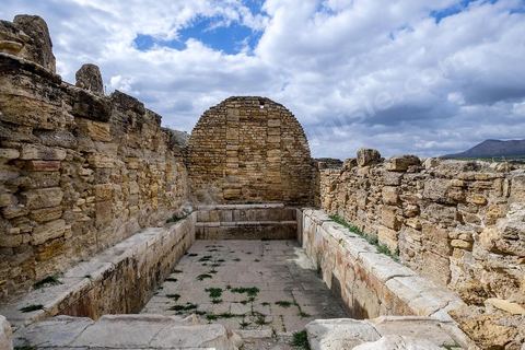 Hammam Mellègue se trouve à une quinzaine de km à l’Ouest du Kef. Les eaux thermales de Hammam Mellègue, étaient utilisées par les Romains comme en témoignent les vestiges des anciens thermes avec leurs bassins assez bien conservés et qui sont encore utilisés par les curistes. El Bekri, au XIème siècle, dans sa « Description de l’Afrique septentrionale » évoque l’Oued Mellègue comme une grande rivière « auprès de laquelle sont des ruines antiques ». Cette station thermale est presque intacte et elle a  été restaurée par les soins de l’INAA dans les années 1967/68/69.Les eaux thermales alimentent des bassins romains utilisés comme un Hammam traditionnel. Ce hammam est très fréquenté. En dehors des indications thérapeutiques classiques des eaux chaudes chlorurées sodiques, c’est à dire celles en pathologie ostéo-articulaire, une indication serait à envisager, vu l’hypertonicité de l’eau, celle du traitement de l’obésité.