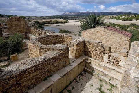 Hammam Mellègue se trouve à une quinzaine de km à l’Ouest du Kef. Les eaux thermales de Hammam Mellègue, étaient utilisées par les Romains comme en témoignent les vestiges des anciens thermes avec leurs bassins assez bien conservés et qui sont encore utilisés par les curistes. El Bekri, au XIème siècle, dans sa « Description de l’Afrique septentrionale » évoque l’Oued Mellègue comme une grande rivière « auprès de laquelle sont des ruines antiques ». Cette station thermale est presque intacte et elle a  été restaurée par les soins de l’INAA dans les années 1967/68/69.Les eaux thermales alimentent des bassins romains utilisés comme un Hammam traditionnel. Ce hammam est très fréquenté. En dehors des indications thérapeutiques classiques des eaux chaudes chlorurées sodiques, c’est à dire celles en pathologie ostéo-articulaire, une indication serait à envisager, vu l’hypertonicité de l’eau, celle du traitement de l’obésité.