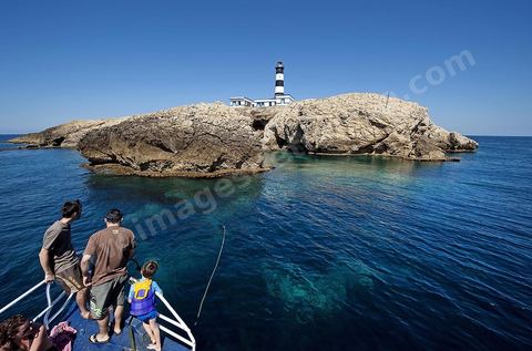 La grande et la petite Cani, deux îlots assez plats, sont situées à cinq milles au nord du Cap Zebib et de Bizerte. La Grande ile est surmontée d'un très beau phare de 18 mètres de haut construit vers 1860 et sera le deuxième phare de Tunisie après celui de Sidi Bou Saïd. Aujourd'hui c'est un haut lieu d'excursion pour les plaisanciers et les plongeurs qui viennent découvrir un relief et une nature sous-marines eriches et à faible profondeur ainsi que les petites grottes que constituent l'île.