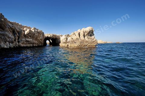 La grande et la petite Cani, deux îlots assez plats, sont situées à cinq milles au nord du Cap Zebib et de Bizerte. La Grande ile est surmontée d'un très beau phare de 18 mètres de haut construit vers 1860 et sera le deuxième phare de Tunisie après celui de Sidi Bou Saïd. Aujourd'hui c'est un haut lieu d'excursion pour les plaisanciers et les plongeurs qui viennent découvrir un relief et une nature sous-marines eriches et à faible profondeur ainsi que les petites grottes que constituent l'île.
