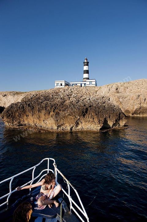 La grande et la petite Cani, deux îlots assez plats, sont situées à cinq milles au nord du Cap Zebib et de Bizerte. La Grande ile est surmontée d'un très beau phare de 18 mètres de haut construit vers 1860 et sera le deuxième phare de Tunisie après celui de Sidi Bou Saïd. Aujourd'hui c'est un haut lieu d'excursion pour les plaisanciers et les plongeurs qui viennent découvrir un relief et une nature sous-marines eriches et à faible profondeur ainsi que les petites grottes que constituent l'île.