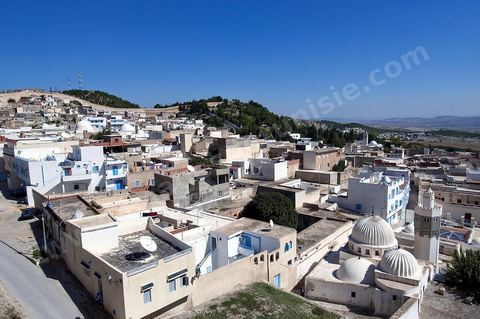 Vue sur la ville du Kef depuis la Kasbah avec au premier plan la mosquée Sidi Bou Makhlouf