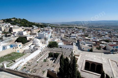 Vue sur la ville du Kef depuis la Kasbah avec au premier plan la mosquée Sidi Bou Makhlouf