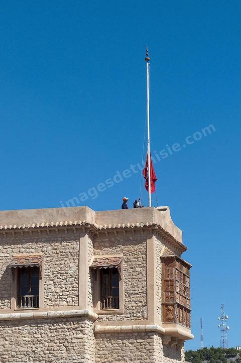 Levée du drapeau tunisien sur le toit de la Kasbah du Kef