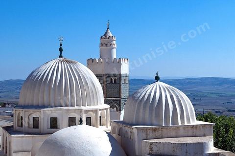Coupoles et minaret de la mosquée et du mausolé Sidi Bou Makhlouf sur le haut de la colline du Kef