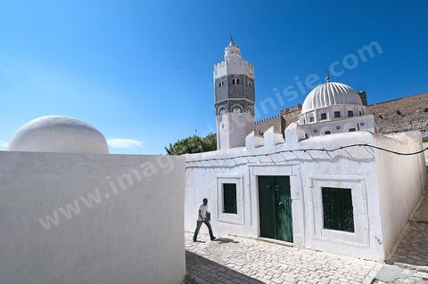 Façade extérieure avec coupoles et minaret de la mosquée et du mausolé Sidi Bou Makhlouf sur le haut de la colline du Kef
