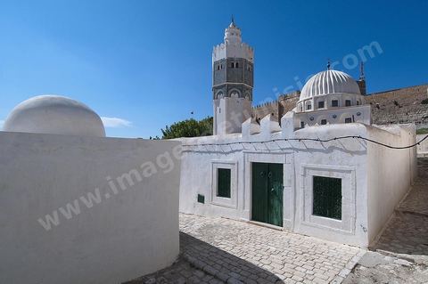 Façade extérieure avec coupoles et minaret de la mosquée et du mausolé Sidi Bou Makhlouf sur le haut de la colline du Kef