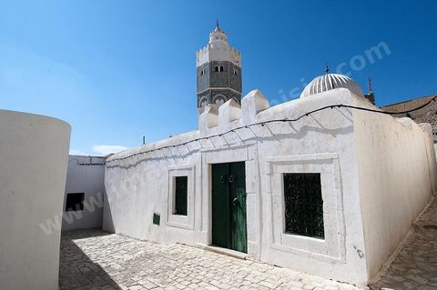 Façade extérieure avec coupoles et minaret de la mosquée et du mausolé Sidi Bou Makhlouf sur le haut de la colline du Kef