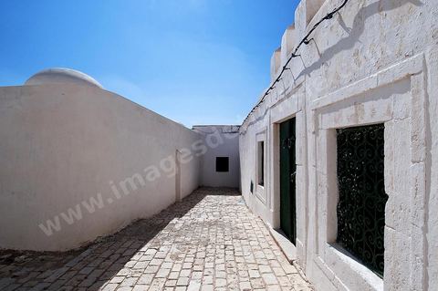 Façade extérieure avec coupoles et minaret de la mosquée et du mausolé Sidi Bou Makhlouf sur le haut de la colline du Kef