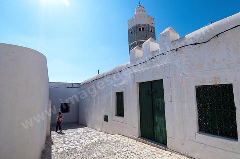 Façade extérieure avec coupoles et minaret de la mosquée et du mausolé Sidi Bou Makhlouf sur le haut de la colline du Kef