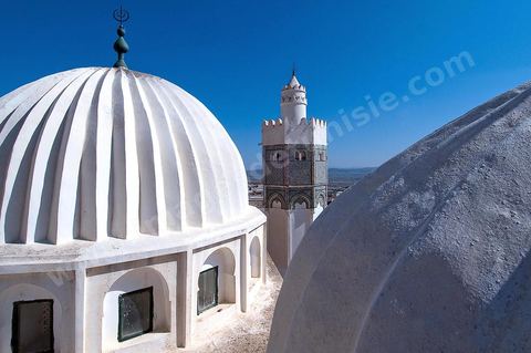 Coupoles et minaret de la mosquée et du mausolé Sidi Bou Makhlouf sur le haut de la colline du Kef