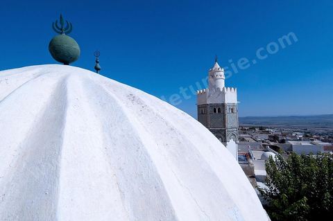 Coupoles et minaret de la mosquée et du mausolé Sidi Bou Makhlouf sur le haut de la colline du Kef
