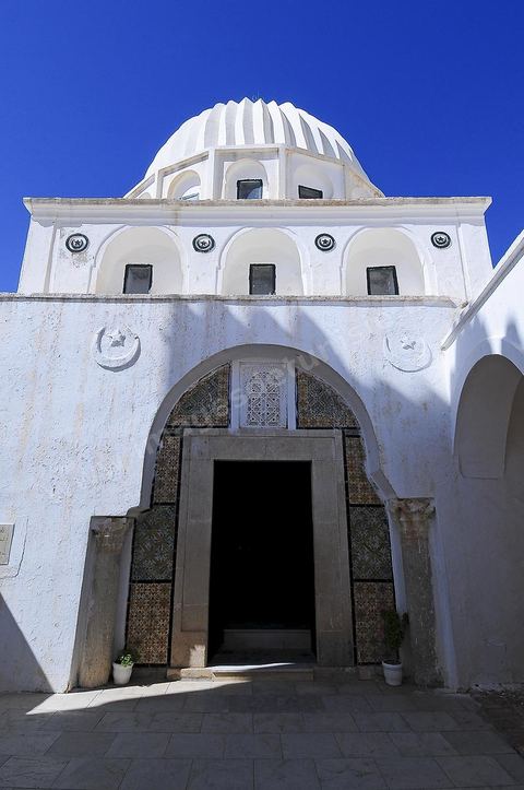 Cour intérieure et entrée de la mosquée et du mausolée Sidi Bou Makhlouf sur le haut de la colline du Kef