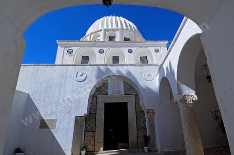 Cour intérieure et entrée de la mosquée et du mausolée Sidi Bou Makhlouf sur le haut de la colline du Kef