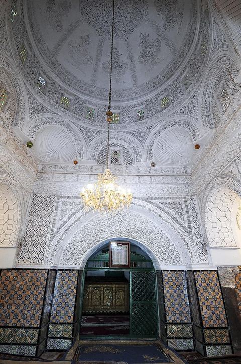 Cour intérieure et entrée de la mosquée et du mausolée Sidi Bou Makhlouf sur le haut de la colline du Kef