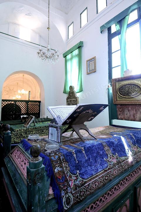 Cour intérieure et entrée de la mosquée et du mausolée Sidi Bou Makhlouf sur le haut de la colline du Kef