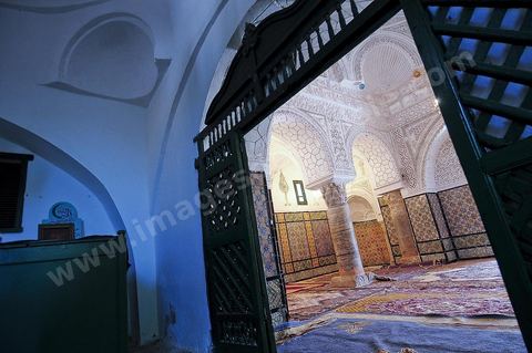 Cour intérieure et entrée de la mosquée et du mausolée Sidi Bou Makhlouf sur le haut de la colline du Kef