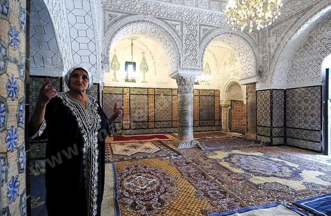 Cour intérieure et entrée de la mosquée et du mausolée Sidi Bou Makhlouf sur le haut de la colline du Kef