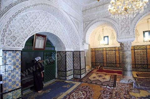 Cour intérieure et entrée de la mosquée et du mausolée Sidi Bou Makhlouf sur le haut de la colline du Kef