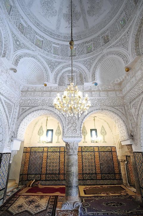 Cour intérieure et entrée de la mosquée et du mausolée Sidi Bou Makhlouf sur le haut de la colline du Kef