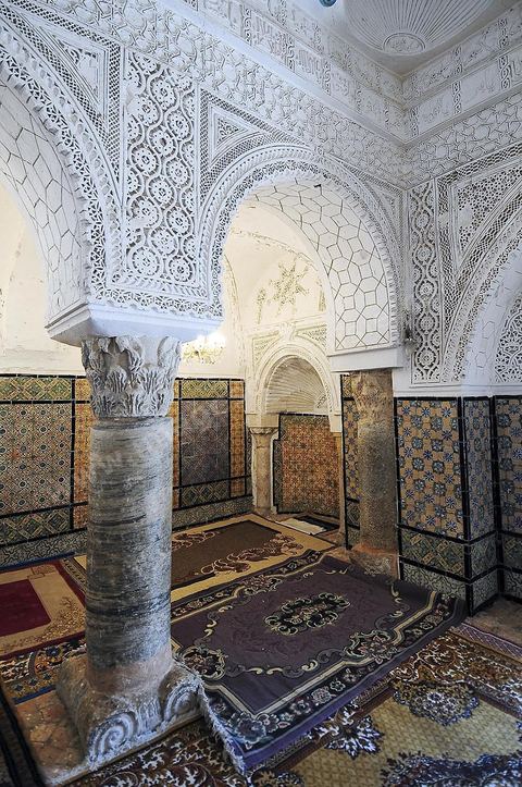 Cour intérieure et entrée de la mosquée et du mausolée Sidi Bou Makhlouf sur le haut de la colline du Kef