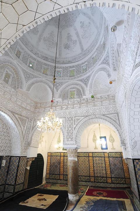 Cour intérieure et entrée de la mosquée et du mausolée Sidi Bou Makhlouf sur le haut de la colline du Kef