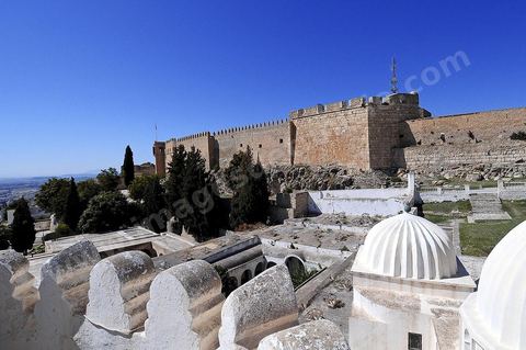 Vue sur Le Kef du haut du minaret de la mosquée et du mausolée Sidi Bou Makhlouf sur le haut de la colline du Kef