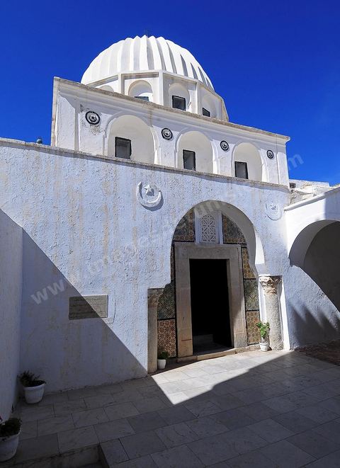 Cour intérieure et entrée de la mosquée et du mausolée Sidi Bou Makhlouf sur le haut de la colline du Kef